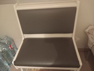 Banco gris y blanco