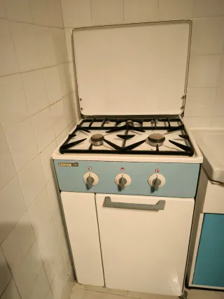 Cocina antigua de bombona de butano