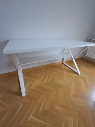 Escritorio de diseño blanco