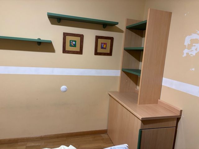 Mueble juvenil con estanterías