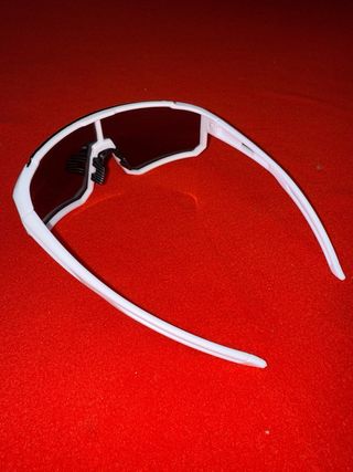 gafas deportivas de sol color blanco.