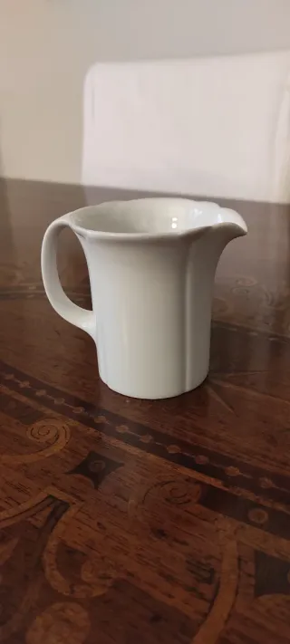 Lattiera in porcellana bianca