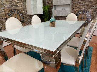 MESA DE CRISTAL CON PATAS DE METAL Y 6 SILLAS