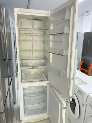 Nevera blanca Electrolux altura 2mtr con garntia