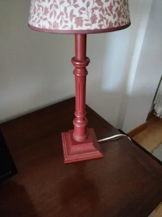 Lámpara de mesa con tulipa floral