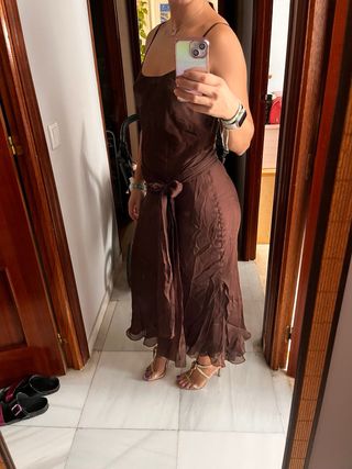 Vestido largo de seda marrón