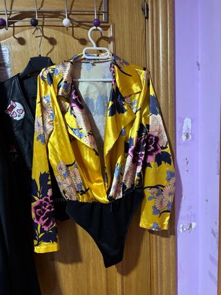 Body estampado floral amarillo y negro