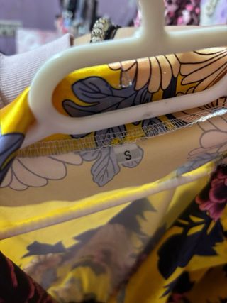 Body estampado floral amarillo y negro