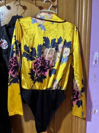 Body estampado floral amarillo y negro