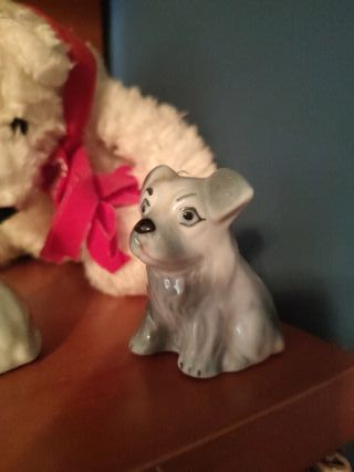 Figure di cani in ceramica