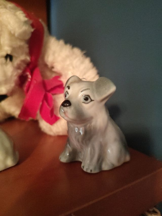 Figure di cani in ceramica