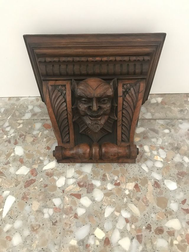 Estante de reloj de madera tallada