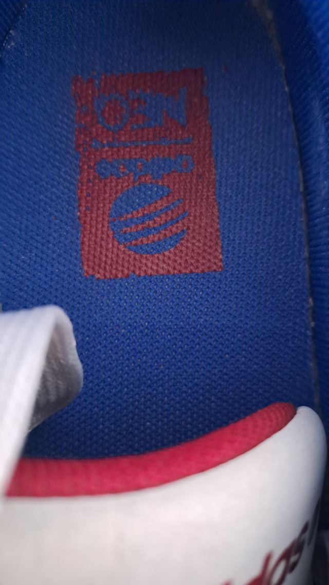 Adidas Neo VLNEO Court en color azul y blancas.