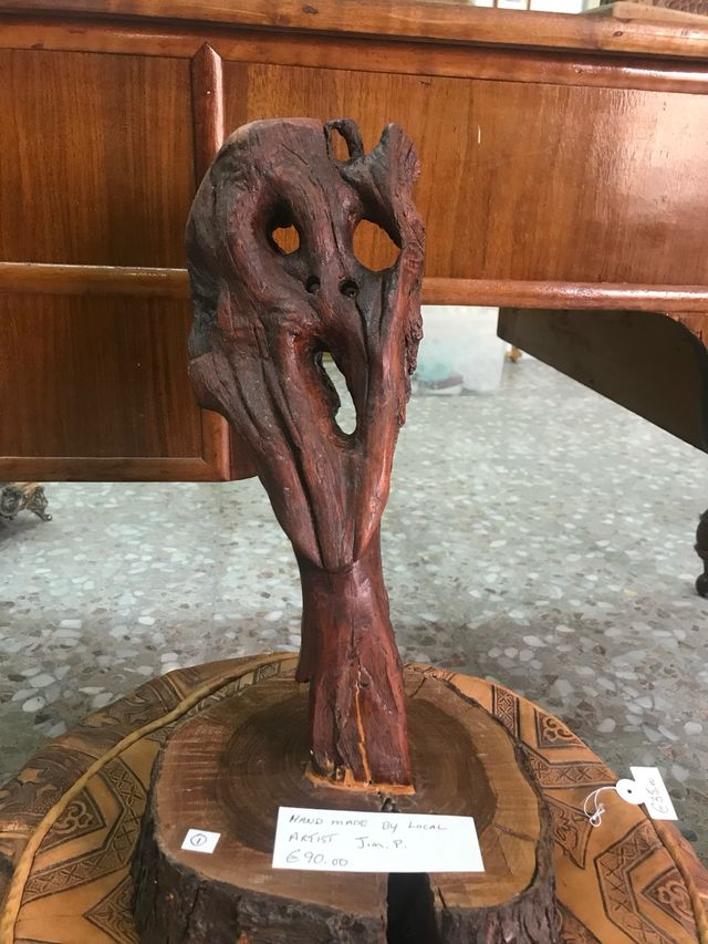 Máscara de madera hecha a mano