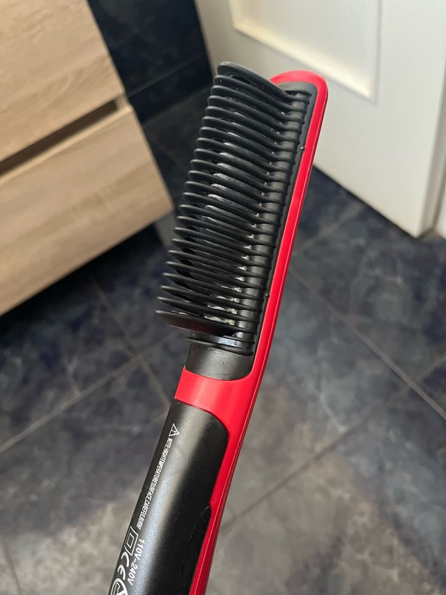 Plancha peine alisador pelo rojo y negro