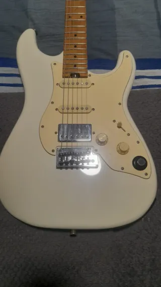 Guitarra Mooer GTRS 800 blanca