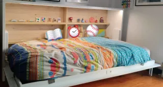 Cama abatible blanca y multicolor