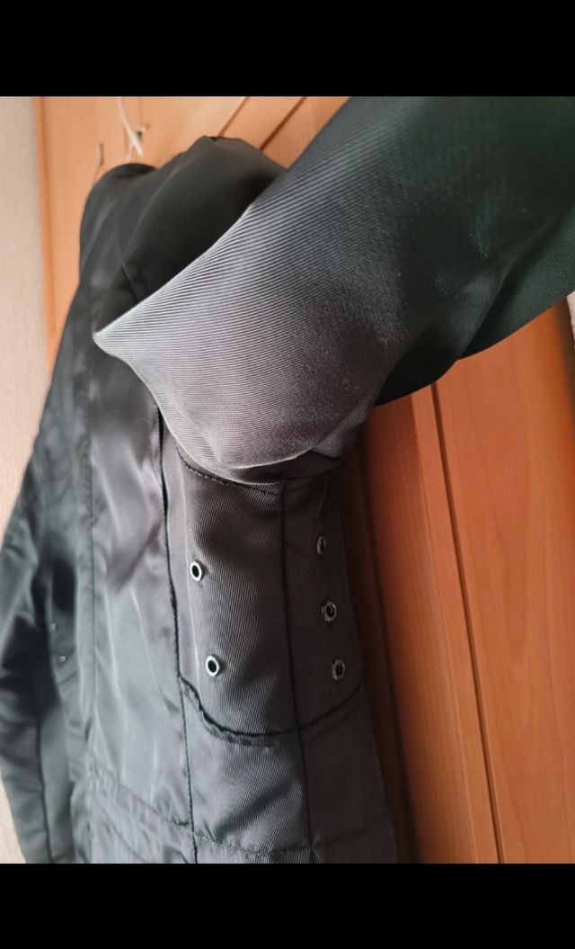 Parka negra. Cortefiel