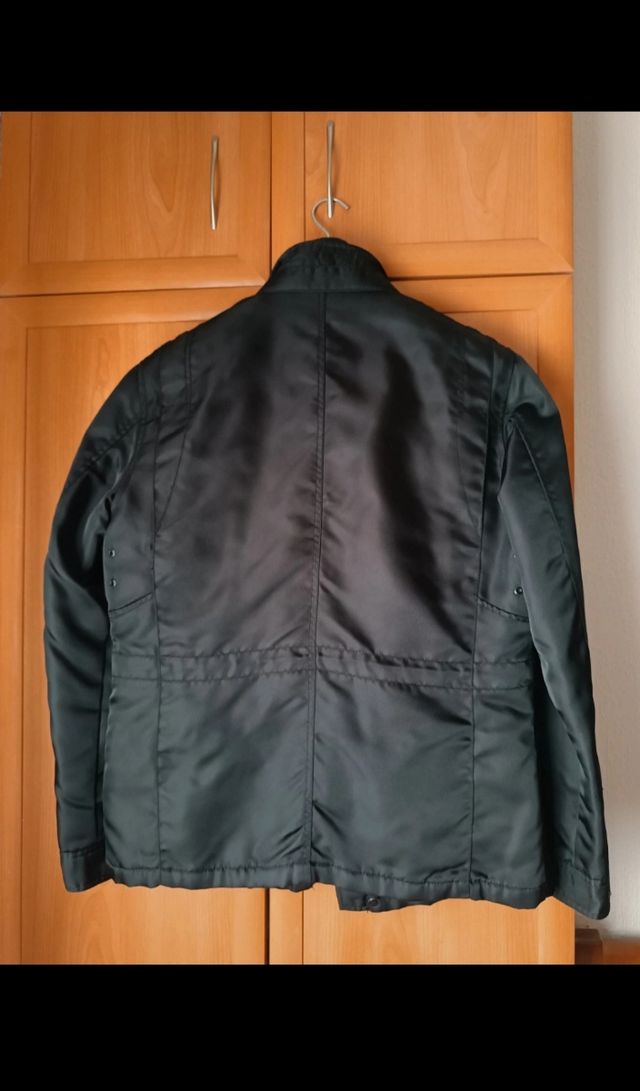 Parka negra. Cortefiel