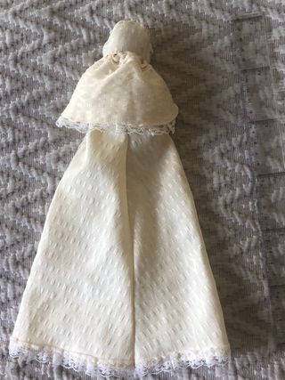 Muñeco antiguo con vestido de encaje