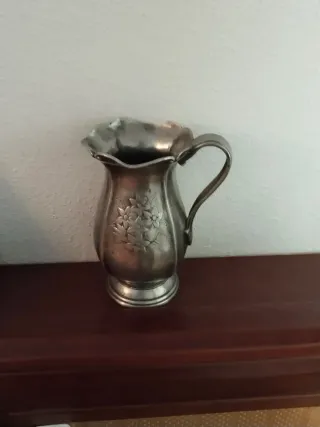 Jarra antigua de metal plateado