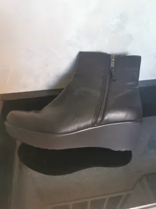 Botines de piel negros