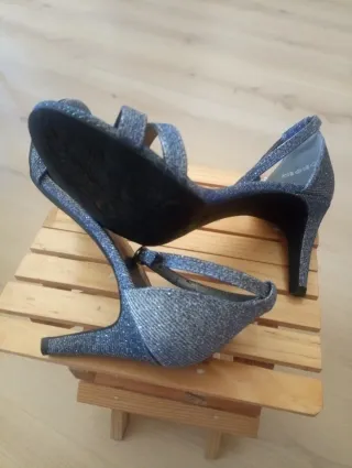 Zapatos de tacón color plateado