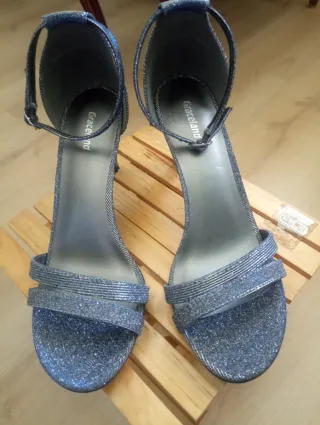 Zapatos de tacón color plateado