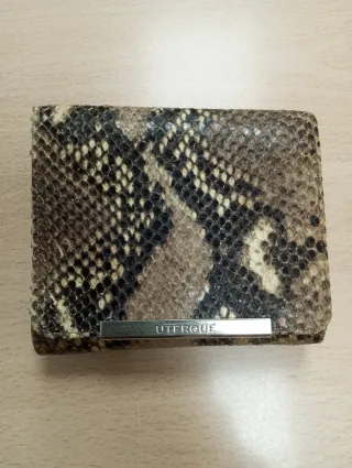 Cartera de piel de la firma Uterqüe.