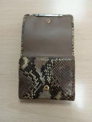 Cartera de piel de la firma Uterqüe.