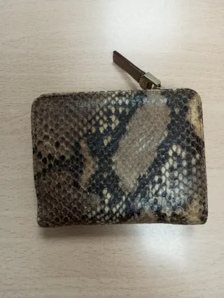 Cartera de piel de la firma Uterqüe.
