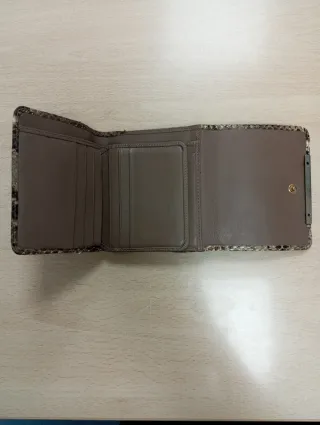 Cartera de piel de la firma Uterqüe.