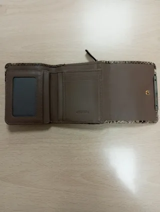 Cartera de piel de la firma Uterqüe.