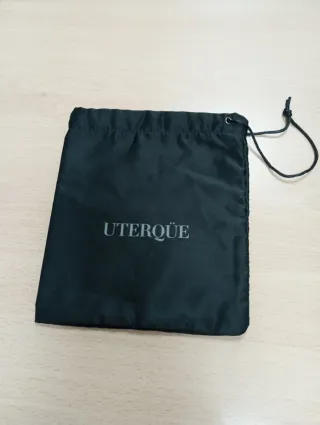 Cartera de piel de la firma Uterqüe.