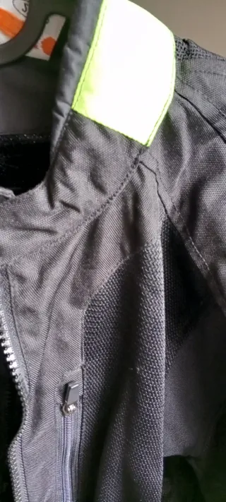 Chaqueta Moto Negra con Detalles Flúor