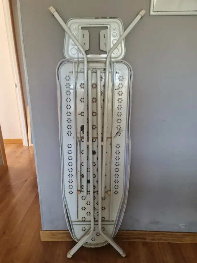 Tabla de planchar con soporte para plancha y funda