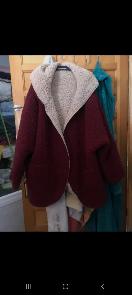 Abrigo reversible beige y rojo