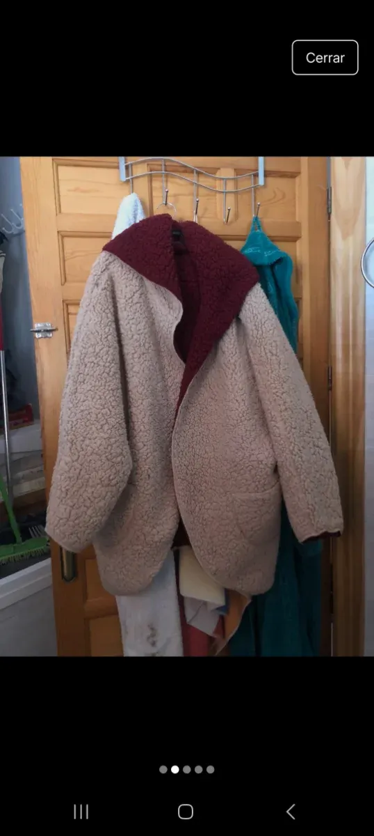 Abrigo reversible beige y rojo