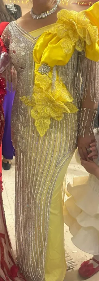 Vestido de fiesta gitano amarillo y plateado