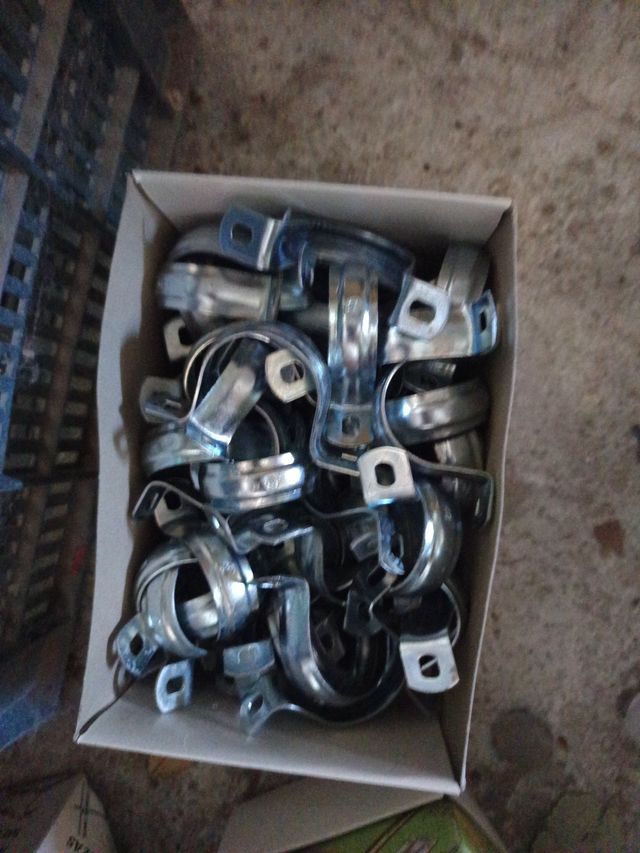 Abrazaderas para tubería Fischer y otras marcas 