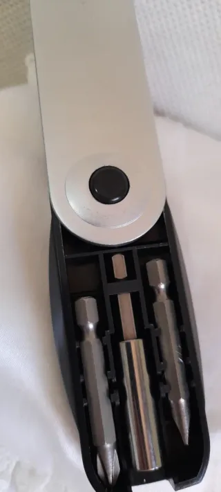 Cacciavite multi-bit tascabile