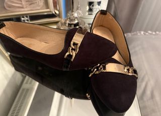 Zapatos planos mujer negros con cadena plateada