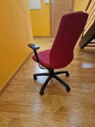 Sillón de oficina ergonómico rojo