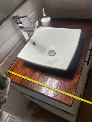 plato de ducha y lavabo sobre encimera