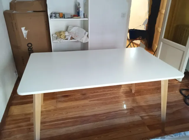 Mesa de salón blanca y madera