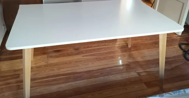 Mesa de salón blanca y madera