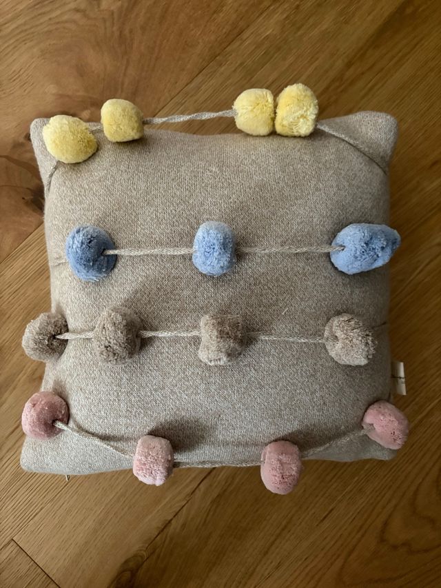 Cojín Lorena Canals Ábaco Pompones