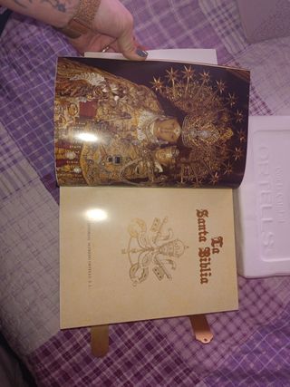 santa biblia familiar d 1988. Herrajes y hojas oro