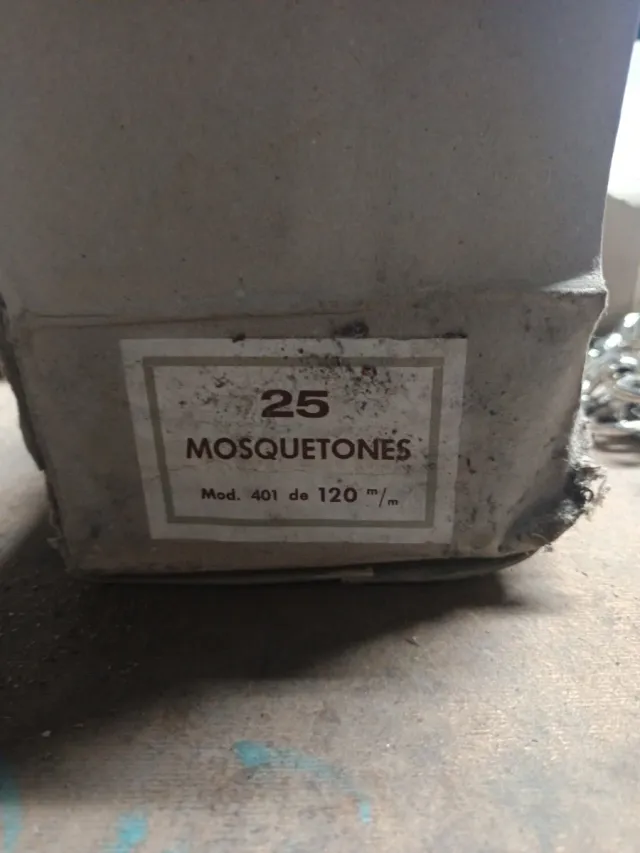 Mosquetones metálicos de distintos tamaños 