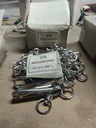 Mosquetones metálicos de distintos tamaños